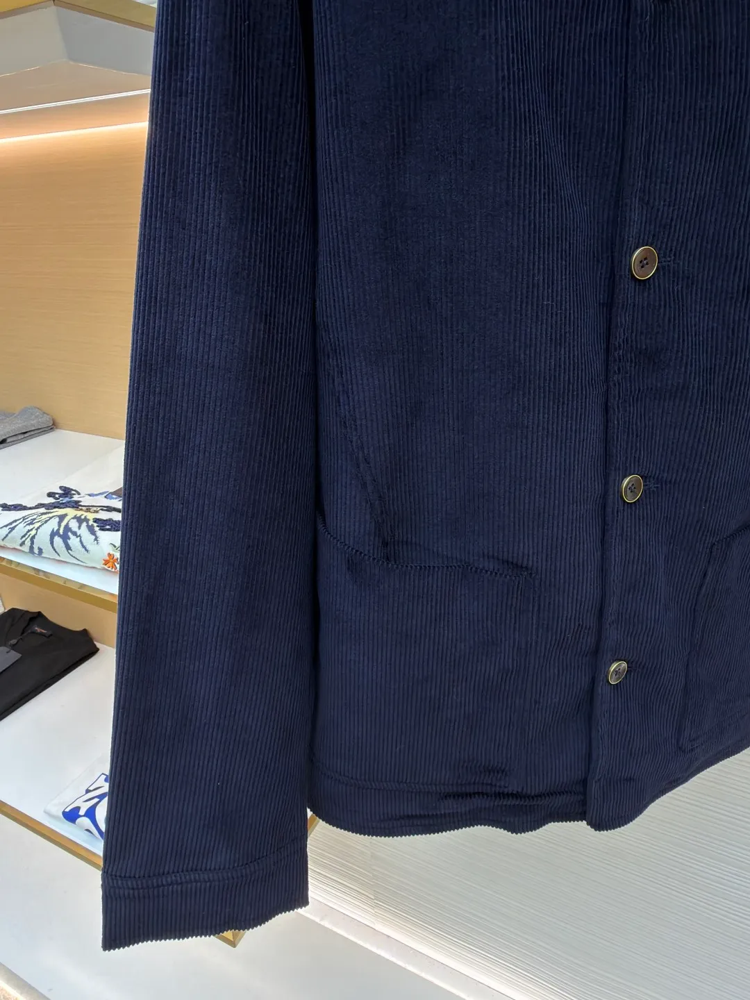 LOUIS VUITTON Corduroy V-neck long-sleeved jacket ●Original version: Purchased and developed at 20700 ●Item number: 1682377-C00 ●Fabric: corduroy fabric ●Technology: Fabric fermentation washing ●Color: navy ●Version: fitted version ●Weight: about 875 grams ●Size: 46-48-50-52 ●Description: This Louis Vuitton corduroy V-neck jacket is made of 32-pit high-density combed corduroy fabric, which has been treated with an enzyme washing process. The velvet strips are full and neat and soft to the touch. The fabric has been preshrunk and anti-static at the same time, making it less prone to static electricity when worn and having a stable shape. The body adopts three-dimensional tailoring to create a simple V-neck shape. The collar is designed without interlining to better fit the neck line. The custom metal buttons on the placket are matte electroplated to form a texture contrast with the navy corduroy. The brand logo on the chest adopts template embroidery technology, with precise pattern positioning, dense stitching and no skipping. The front patch pocket is hand-wrapped, and the bag mouth is smooth and wear-resistant. The side seams and shoulder seams are reinforced with double-needle stitching, with 11 stitches per inch. The inner lining is made of breathable cotton blend material. The overall craftsmanship takes into account the retro texture of corduroy, the brand's exquisite retro texture, and the brand's exquisite details. The overall wiring is straight and delicate, the fabric is comfortable and soft, and the color is consistent without color difference. It can be matched with the same style to create a fashionable look and control various occasions. Customized accessories, complete with three standards, same style for men and women!